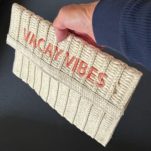 Vacation Vibes Straw Clutch - Picture 4 of 5